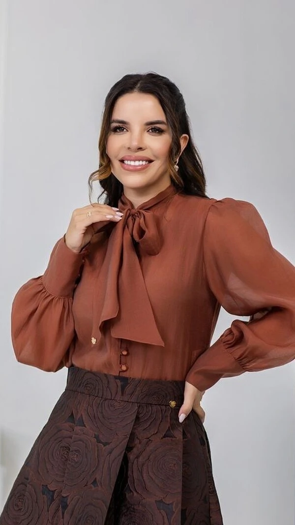 Camisa Alaíde em Liocel com Gola Laço e Botões Marrom