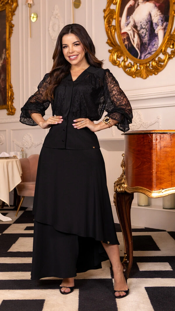 Conjunto Narcisa com Blusa Rendada e Saia Assimétrica