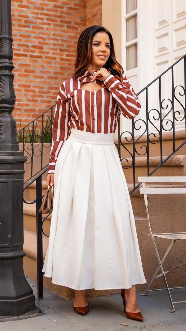 Camisa Telma em Tricoline Listrada com Recorte na Gola Marrom e Branco