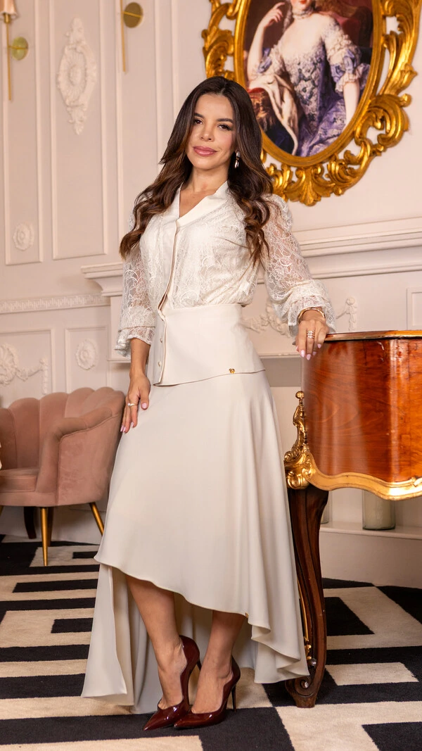 Conjunto Narcisa com Blusa Rendada e Saia Assimétrica