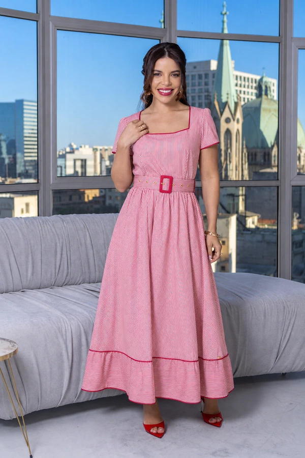 Vestido Max Midi Lilou com Cinto e Decote Quadrado