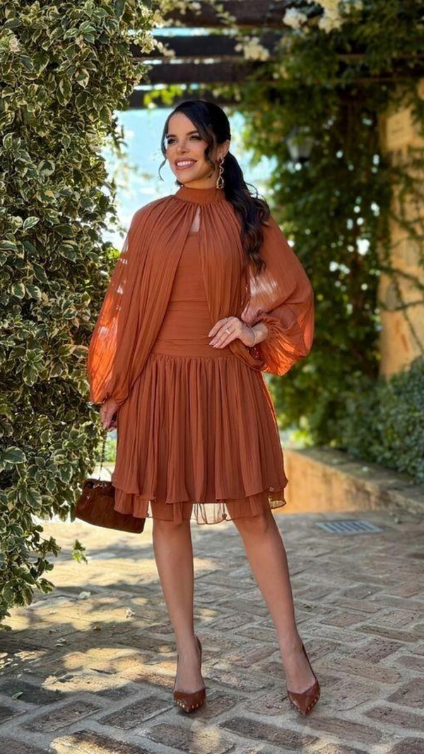 Vestido Curto Caramelo Plissado Petra Manga Removível