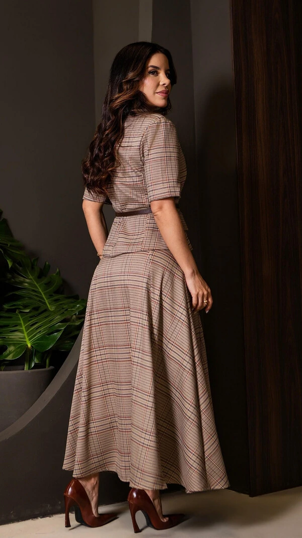 Conjunto Alfaiataria Xadrez Gaya com Saia Midi Marrom