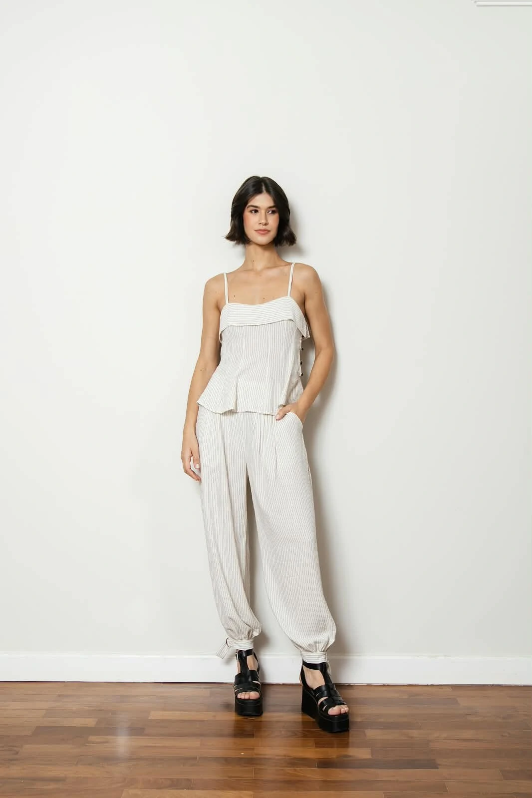 Foto Conjunto de Blusa Evasê Recortes e Calça Aladim com ajuste de Fivela na barra