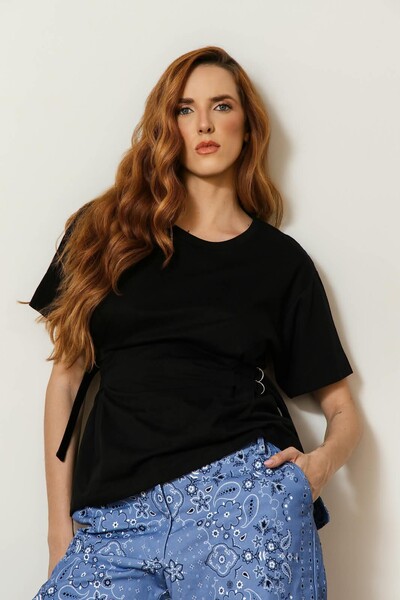 Foto Tshirt de malha com ajuste de fivelas nas laterais
