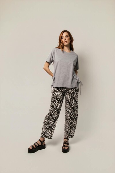 Foto Calça Barrel de Sarja Estampa Animal Print