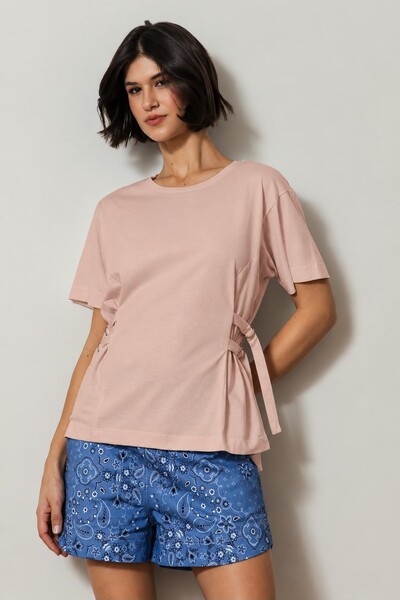 Foto Tshirt de malha com ajuste de fivelas nas laterais