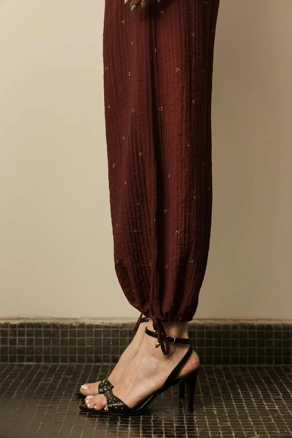 Conjunto de Blusa com ajuste na cintura e detalhes de botões e Calça reta