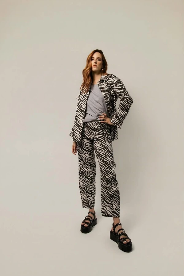 Calça Barrel de Sarja Estampa Animal Print