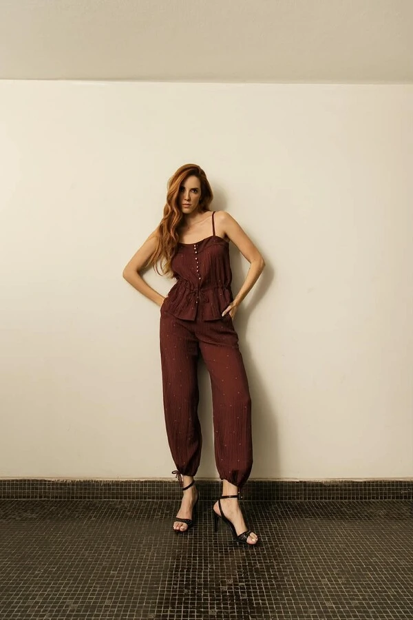 Conjunto de Blusa com ajuste na cintura e detalhes de botões e Calça reta