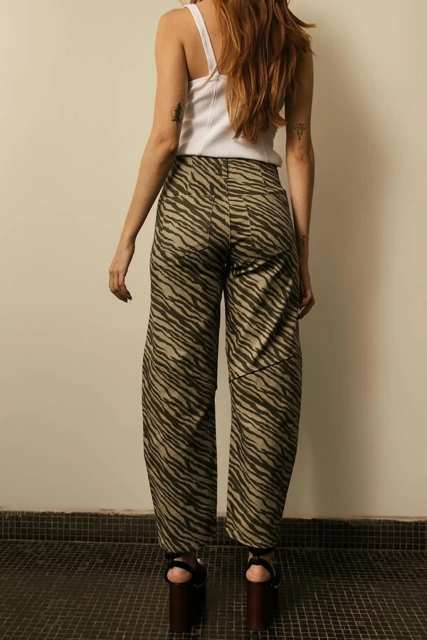 Calça Barrel de Sarja Estampa Animal Print
