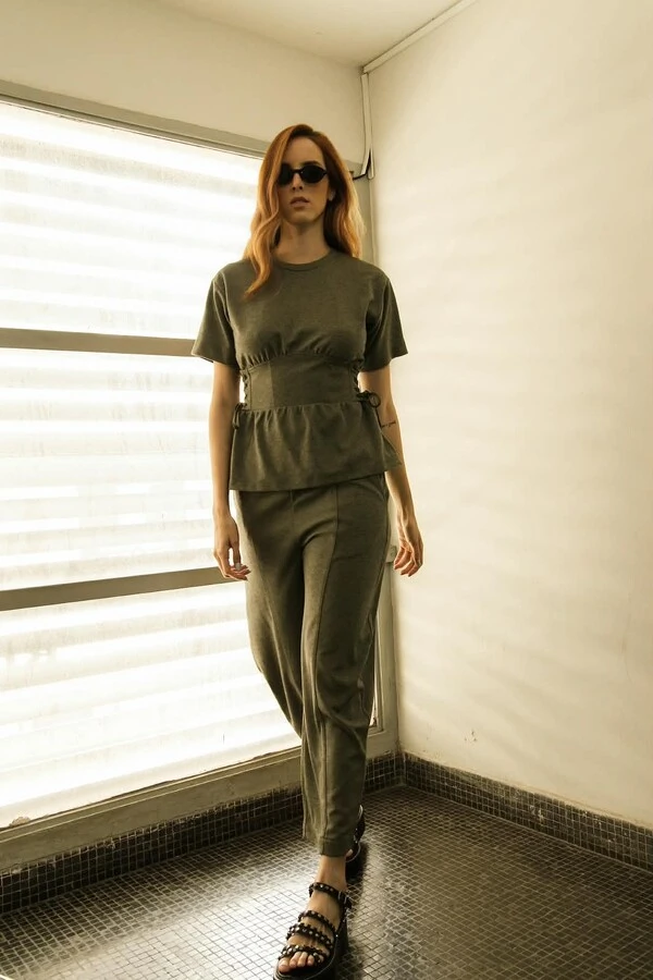 Conjunto de Malha com Blusa Recortes Corpete e Calça Barrel