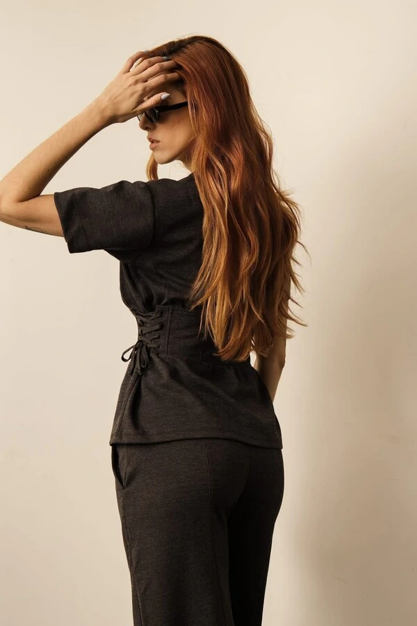Conjunto de Malha com Blusa Recortes Corpete e Calça Barrel