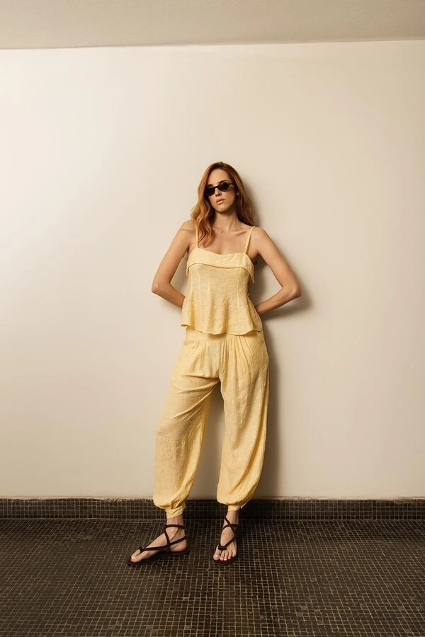 Conjunto Blusa de Alça e Calça bordado em detalhes de Cashimir