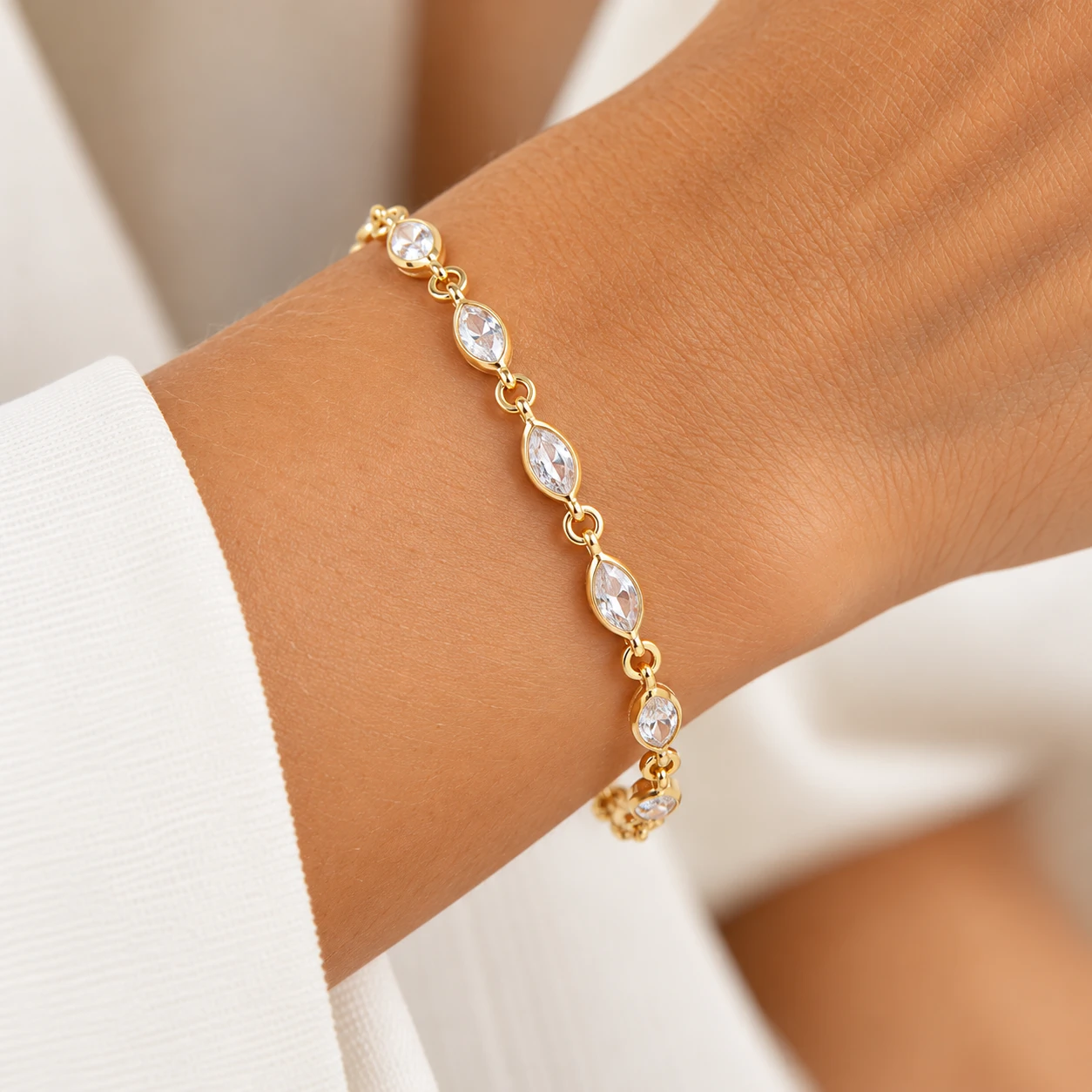Foto Pulseira Fina com Zircônias Ovais em Dourado