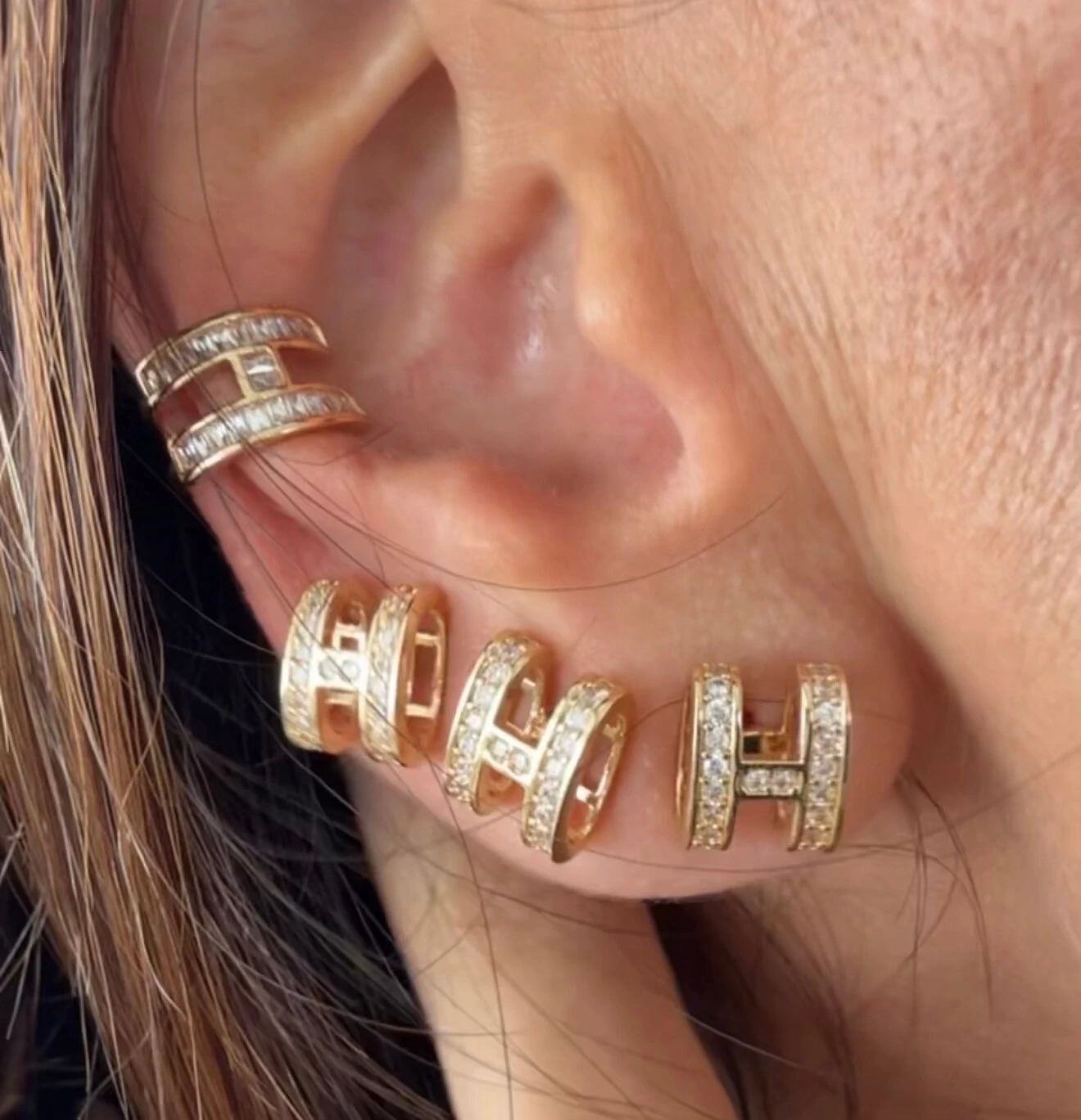 FotoBrinco H Duplo Cravejado com Zircônias em Dourado
