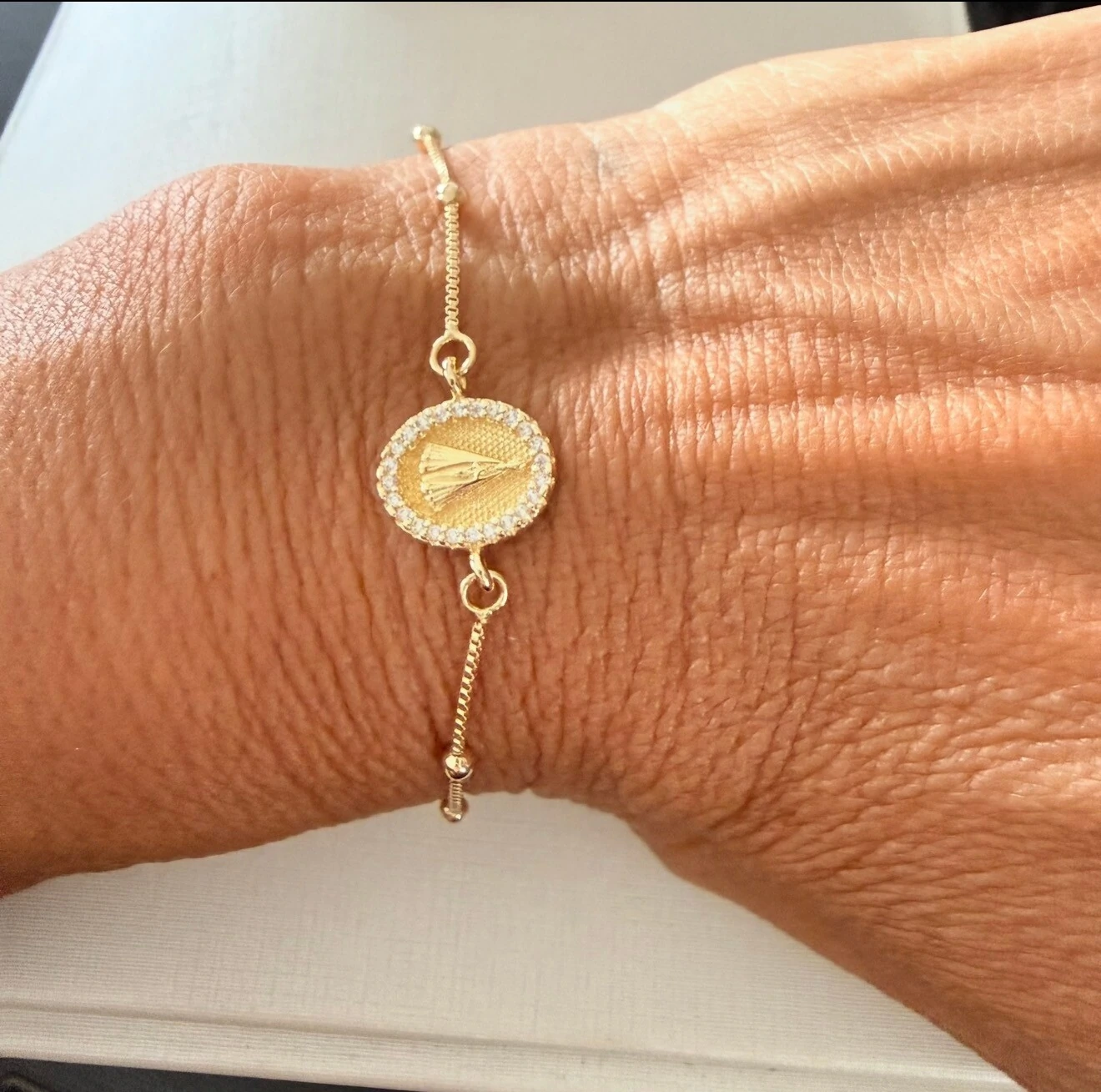 FotoPulseira Bolinhas com Nossa Sra Cravejada com Zircônias em Dourado