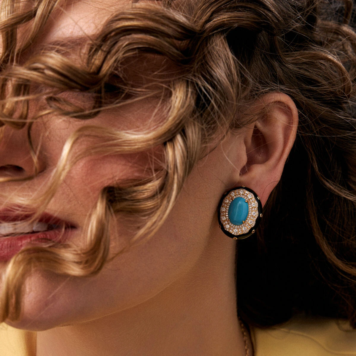 FotoBrinco Oval com Turquesa, Esmaltado em Preto com Zircônias