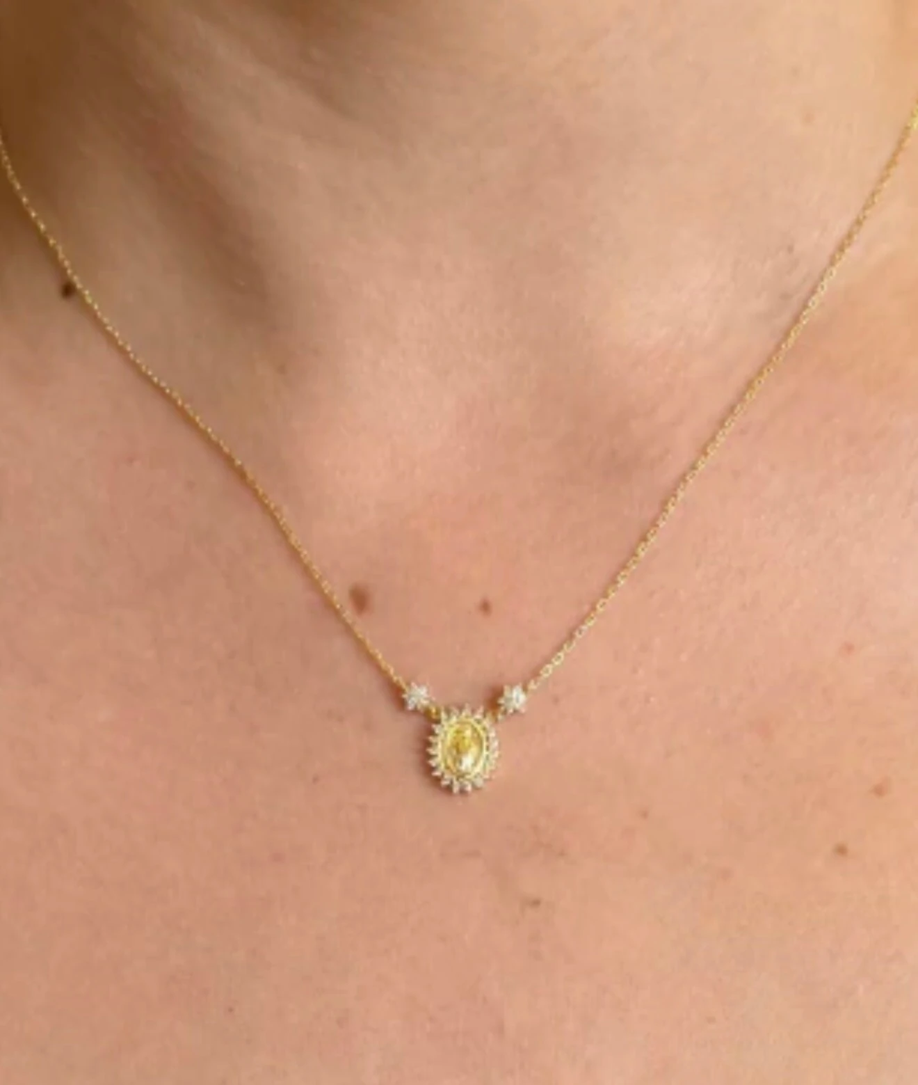 FotoColar N Sra das Graças 0,005CT com Banho de Ouro em Prata 925