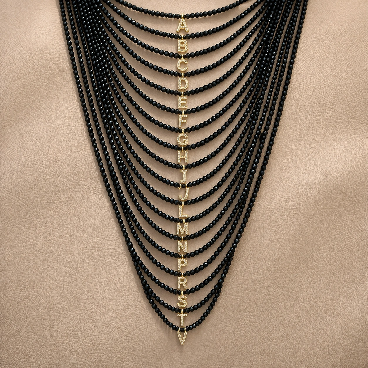 FotoColar Cristal Preto com Letra Inicial Cravejada com Zircônias em Dourado