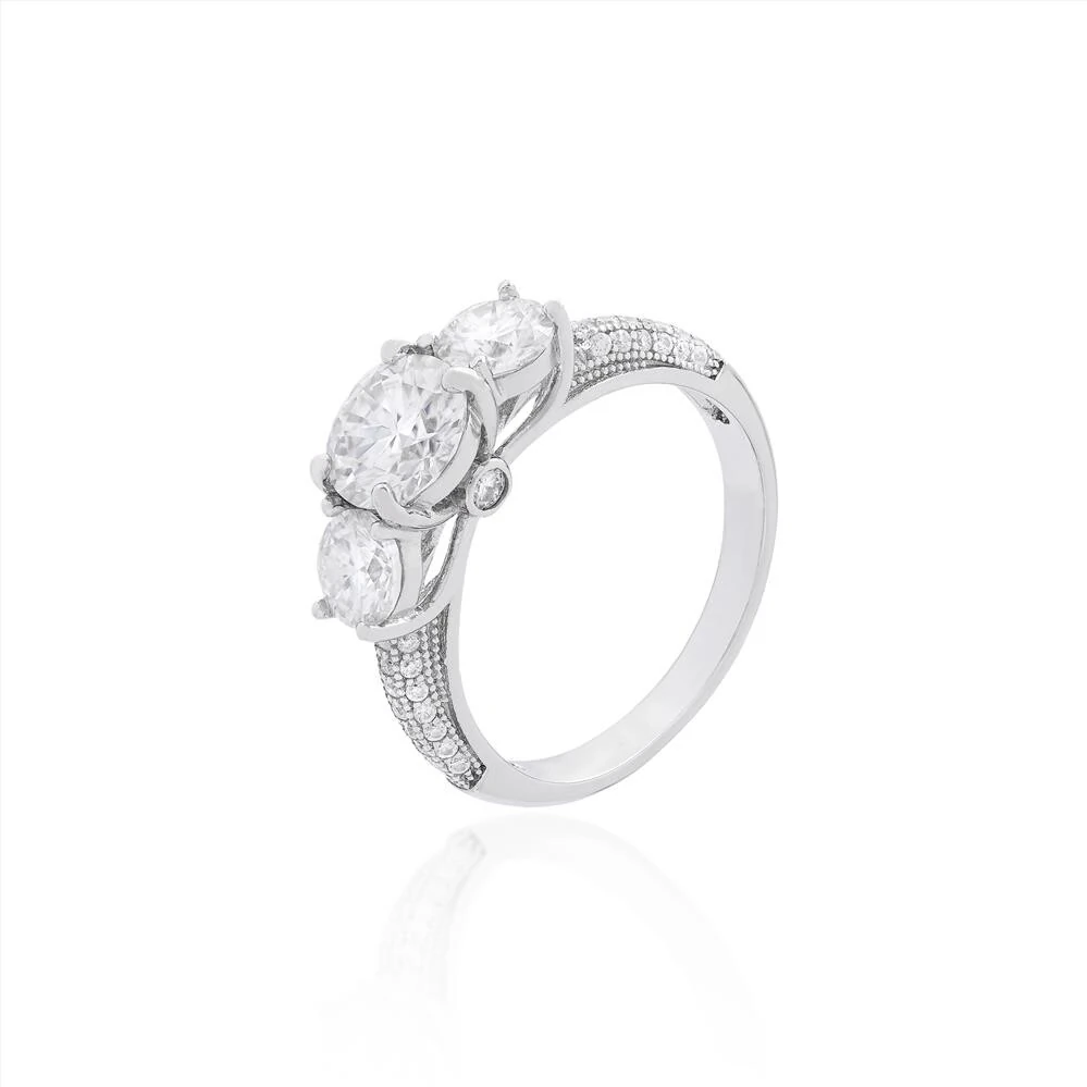 FotoAnel Moissanite 2,5 CT 3 Pedras Laterais e Cravejado com Moissanites em Prata 925