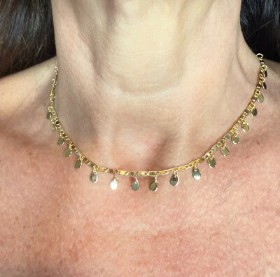 Foto Colar Elos com Vários Pingentes Delicados em Dourado