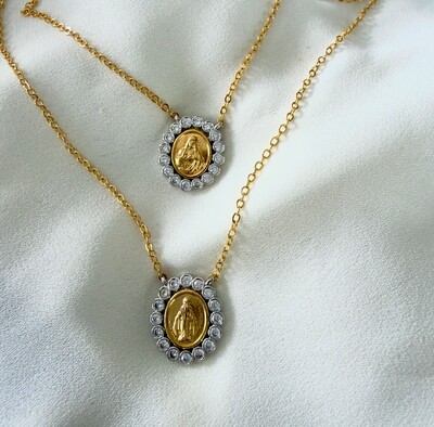 Foto Escapulário Oval Cravação Inglesa Dourado e Ródio