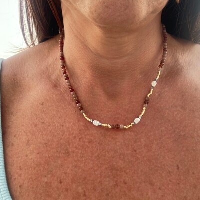 Foto Colar Pedra Natural Marrom com Perolinhas em Dourado