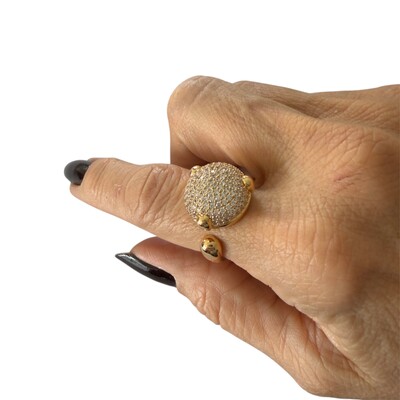 FotoAnel Meia Bola Cravejada com Zircônias em Dourado
