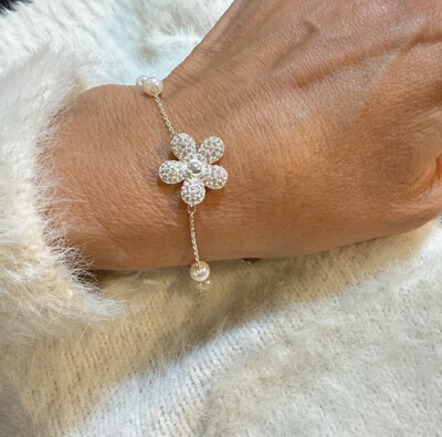 Foto Pulseiras Pérolas com Flor Cravejada com Zircônias em Ródio