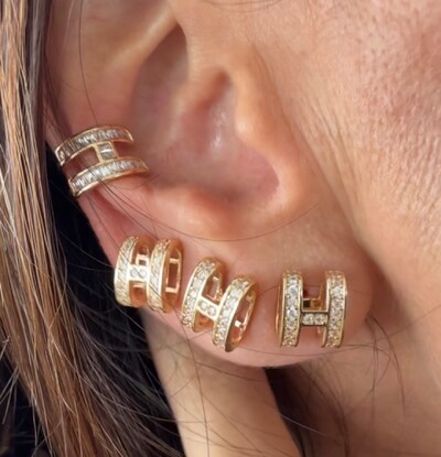 FotoBrinco H Duplo Cravejado com Zircônias em Dourado
