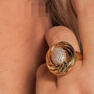 Foto Anel Oval Meio Cravejado com Zircônias em Dourado