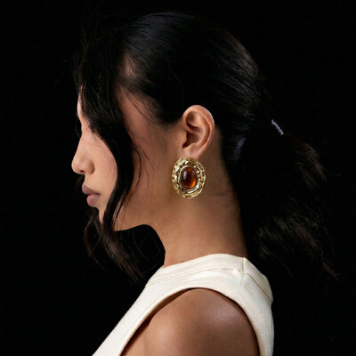 FotoBrinco Oval com Resina Marrom em Dourado