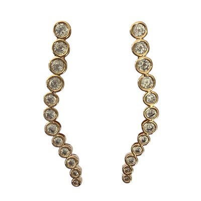 Foto Brinco Earcuff Longo Zircônias Cravação Inglesa em Dourado