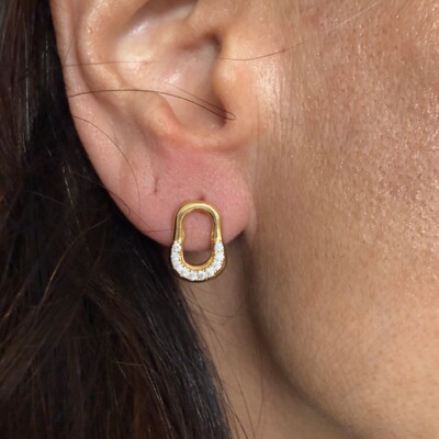 FotoBrinco Retangular Vazado Meio Liso e Meio Cravejado em Dourado