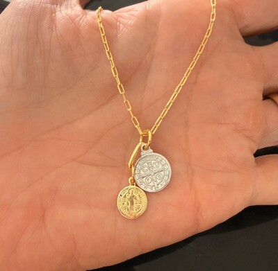 Foto Colar Corrente Cartier Dourada com 2 São Bentos