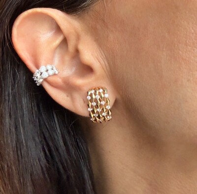 Foto Brinco Retangular Filetado com Zircônias Salpicadas em Dourado