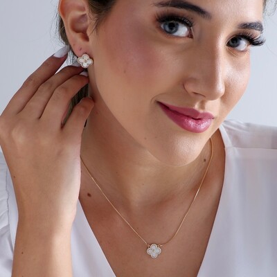 FotoColar Trevo em Madrepérola com Miolo e Lateral com Zircônias em Dourado