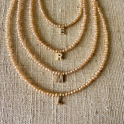 FotoColar Cristal Dourado com Letra Inicial Cravejada com Zircônias em Dourado