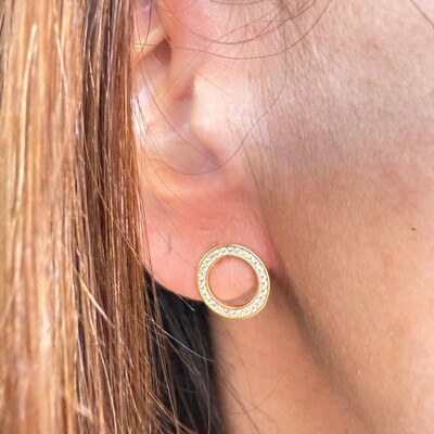 FotoBrinco Círculo Vazado Cravejado com Zircônias em Dourado