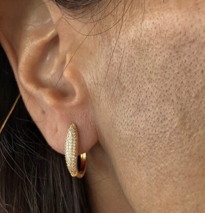 Foto Brinco Argola Fino Cravejado com Zircônias em Dourado