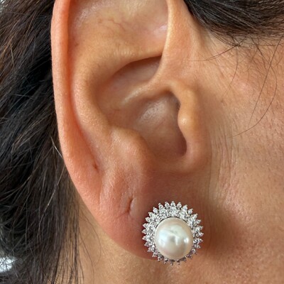 FotoBrinco Redondo com Zircônias e Miolo Pérola Shell em Prata 925