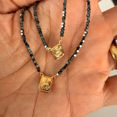 FotoEscapulário Hematita Ping Menino Jesus e N Sra em Dourado