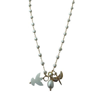 Foto Colar Pérolas e Espírito Santo de Madreperola em Dourado