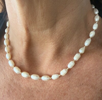 Foto Colar de Pérolas Naturais com Bolinhas Douradas