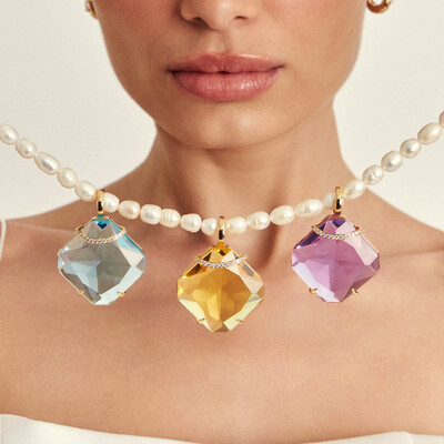 FotoPingente Quadrado Grande de Pedra com Zircônias em Dourado