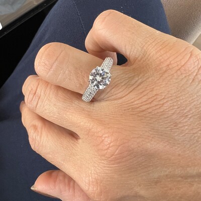 FotoAnel Solitário com Laterais Cravejadas em Prata 925