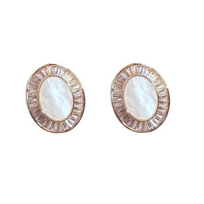 Foto Brinco Pressão Oval com Madrepérola e Zircônias Baguetadas em Dourado