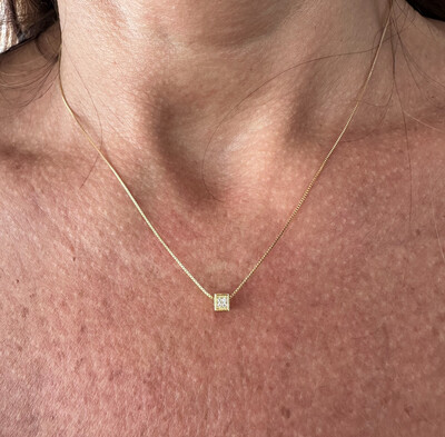 FotoColar Fininho com 1 Dadinho Cravejado com Zircônias em Dourado