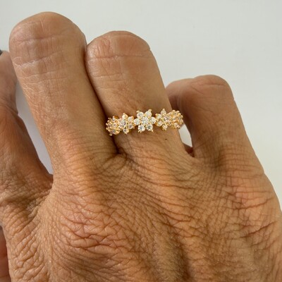 FotoMeia Aliança Florzinhas com Zircônias em Dourado